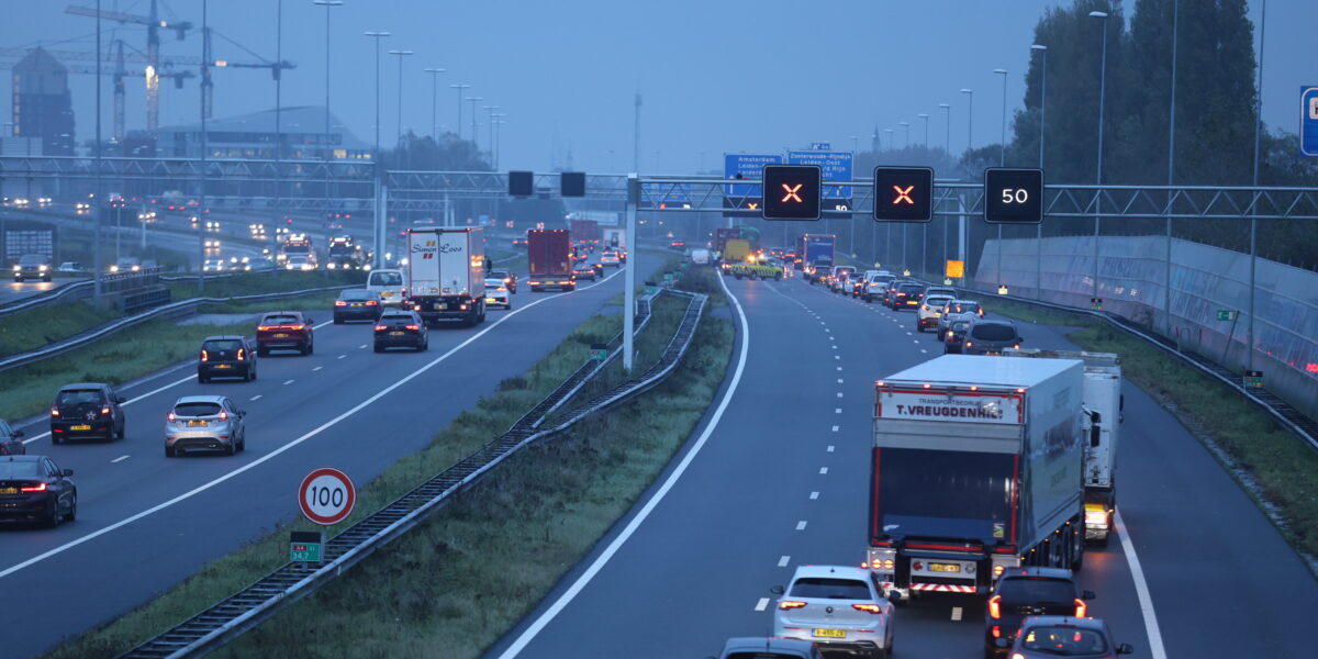 Vrachtwagen en busje botsen bij A4