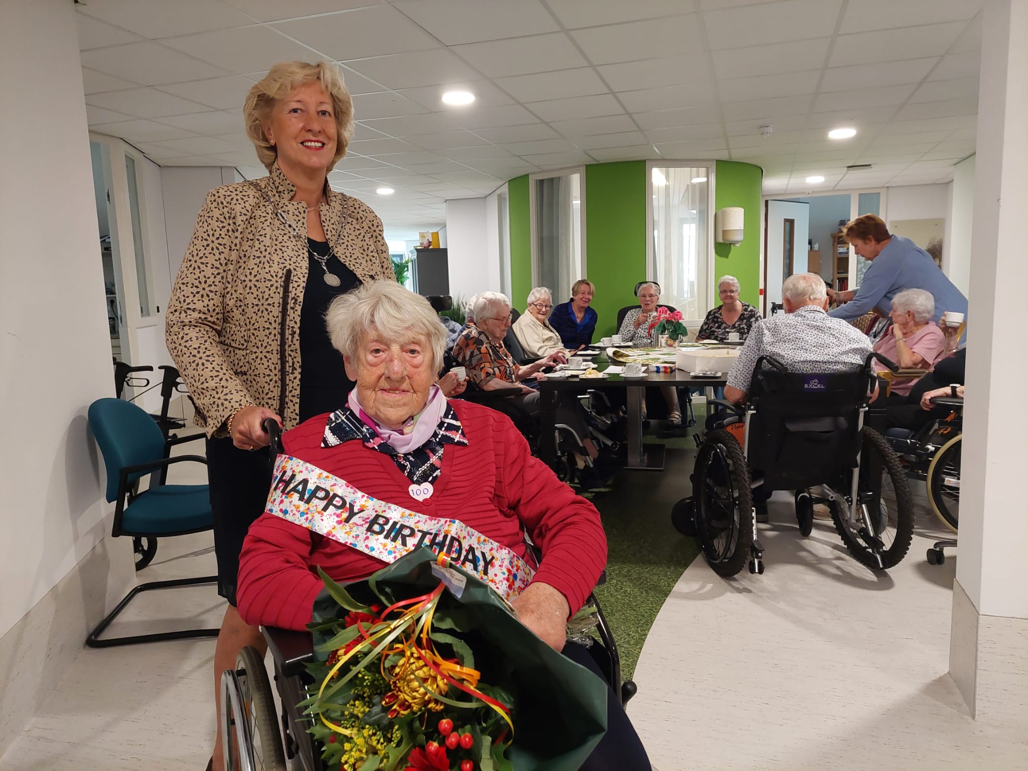 Een bezoek aan een verzorgingstehuis ter ere van de 100e verjaardag van een bewoner.