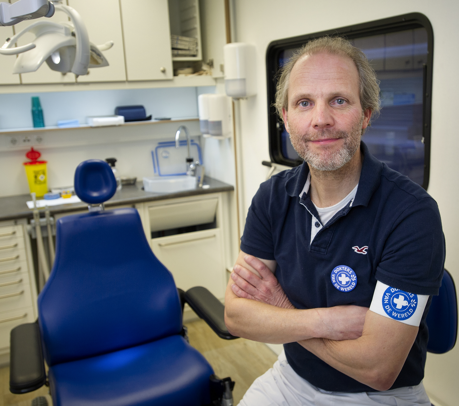 Vrijwillige tandarts Xander Meijs van de Mondzorgkaravaan.