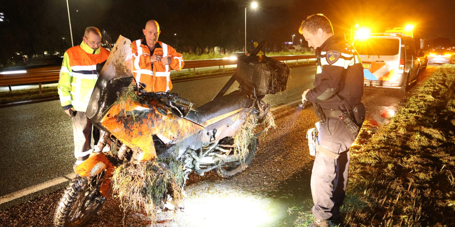 Motorrijder raakt van snelweg bij Oegstgeest. (Foto's: Regio15)