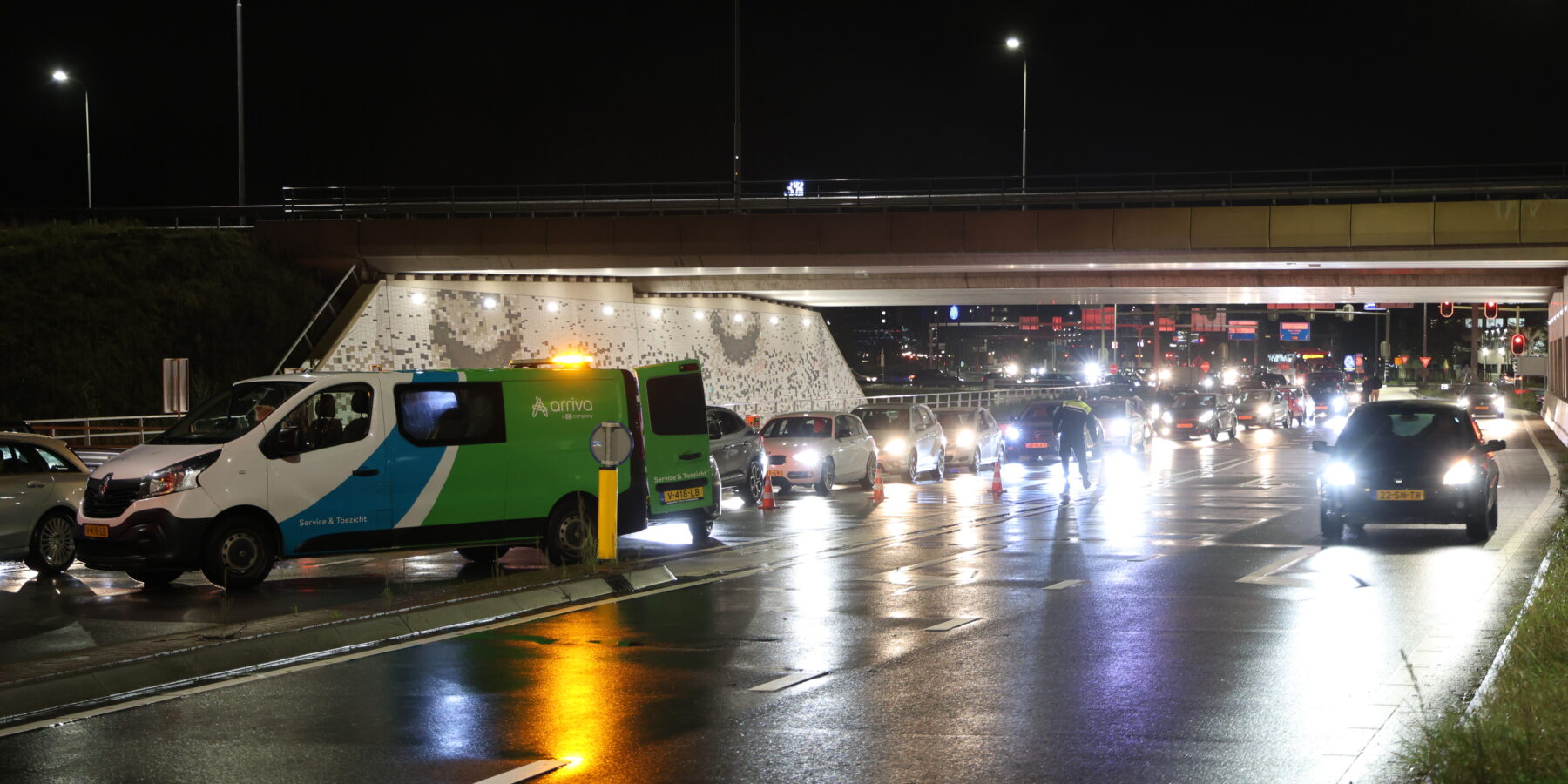 Lijnbus botst met personenauto. (Foto: Regio15)