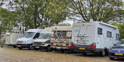 Campers op het Lammenschansplein waar nog geen parkeervergunning nodig is. (Foto: Chris de Waard)