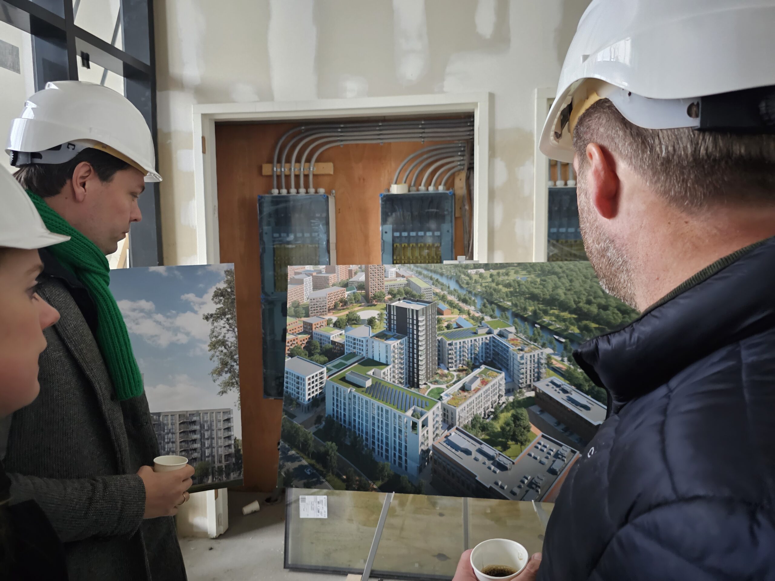 Wethouder Terpstra laat de projectplannen zien aan minister Hugo de Jonge (Foto: Chris de Waard)