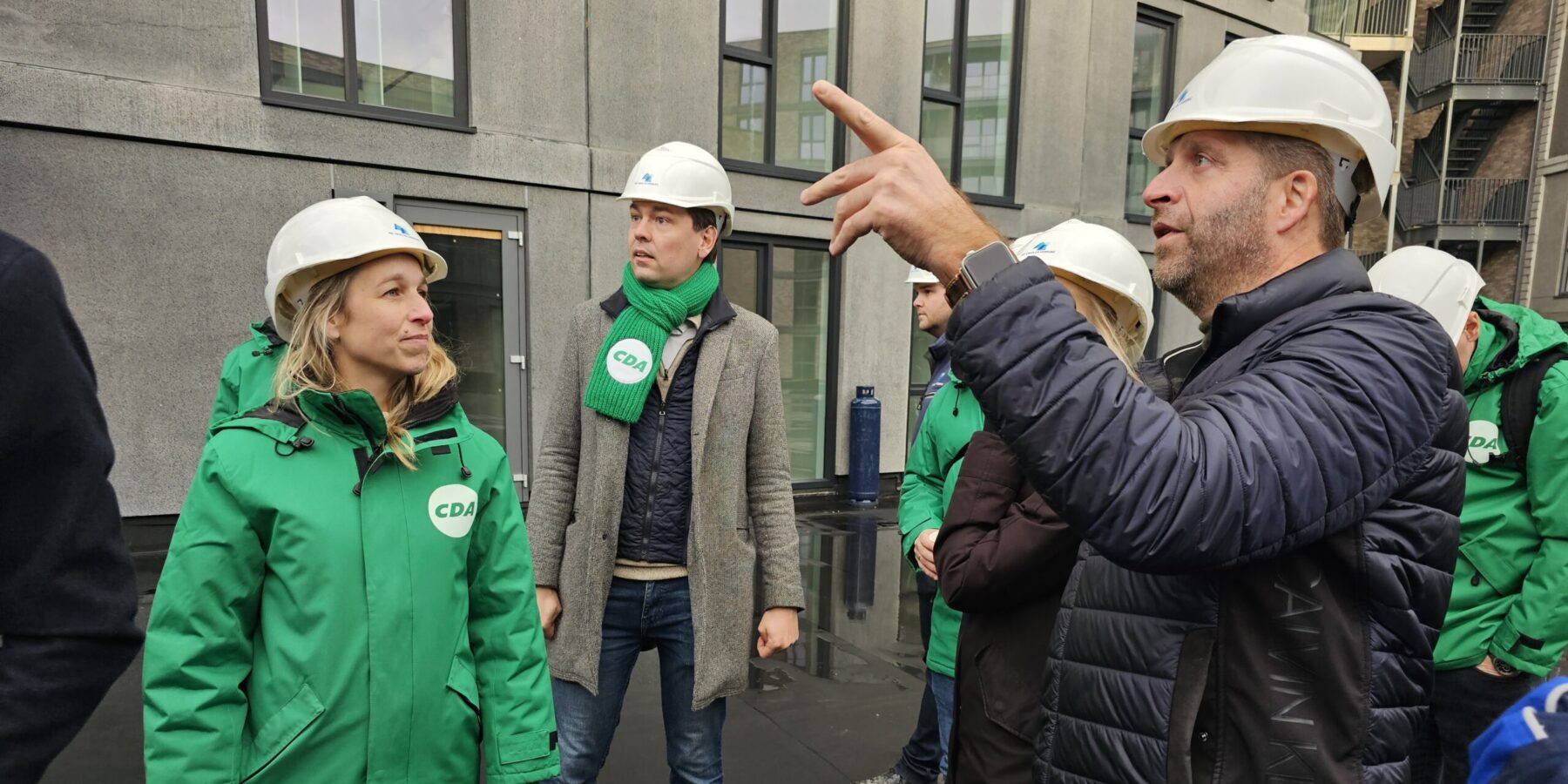 Liesbeth van der Heiden, Julius Terpstra en Hugo de Jonge krijgen een rondleiding in de nieuwbouw van Hof36. (Foto's: Chris de Waard)