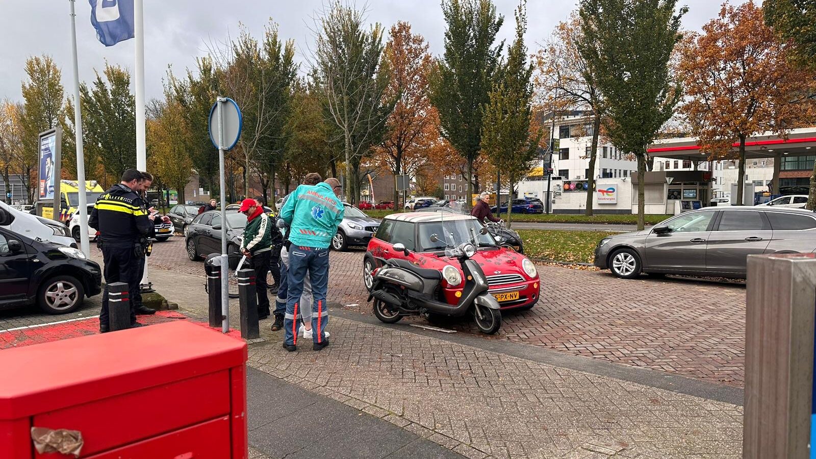 Zowel de auto als de scooter liep schade op als gevolg van de aanrijding.