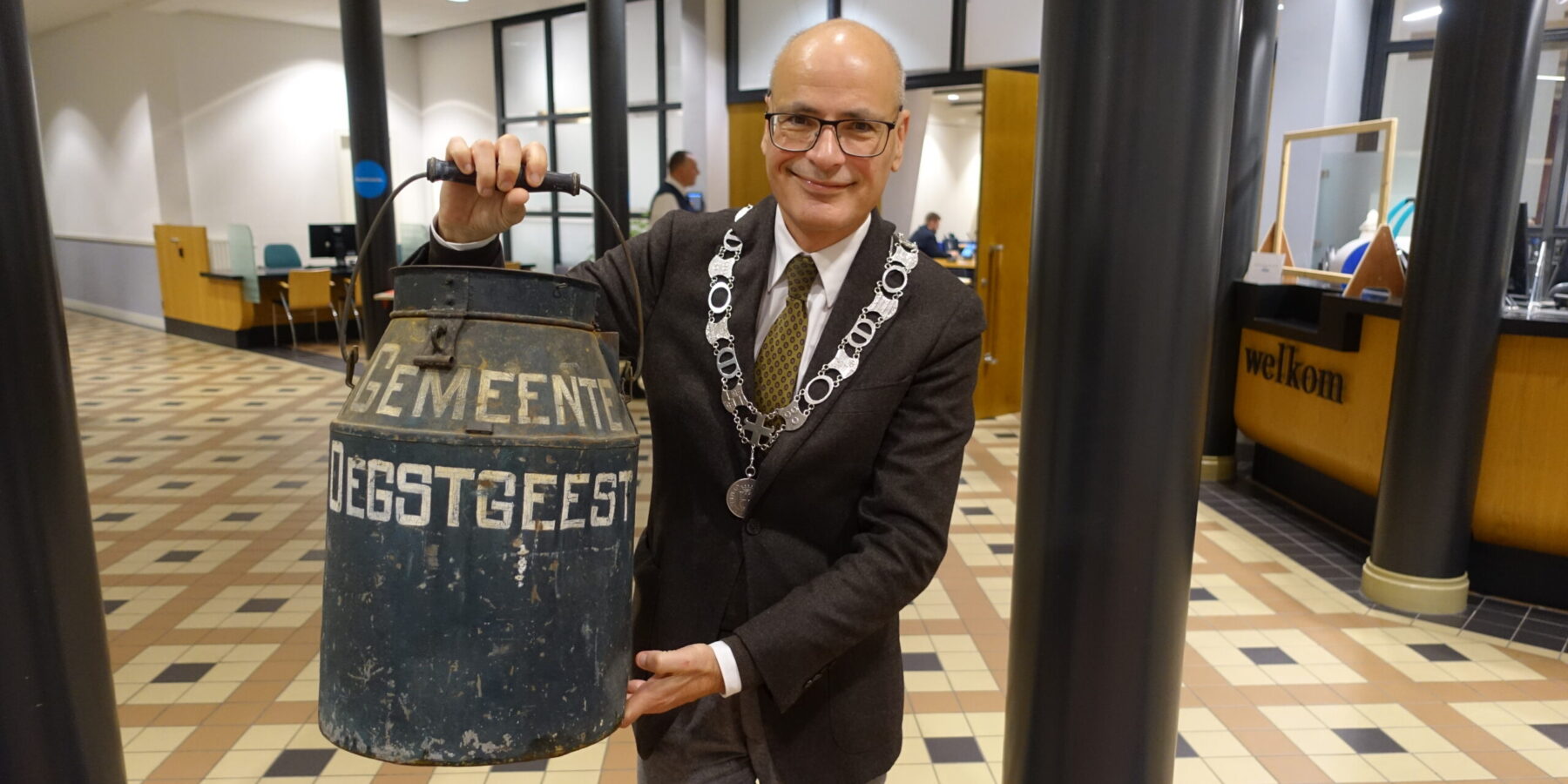 Burgemeester Emile Jaensch met de antieke stembus die de gemeente gedoneerd heeft gekregen.