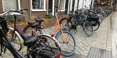 In de Leidse binnenstad slingeren duizenden fietsen rond op plekken waar ze voor veel overlast zorgen. (Foto: Robbert Beurse)