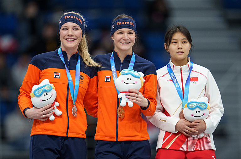 Angel Daleman (goud), Jasmijn Veenhuis (zilver) en  Liu Yunqi uit China (brons) massastart YOG. (Foto: OIS/Thomas Lovelock)