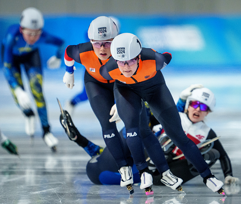 Angel Daleman en Jasmijn Veenhuis tijdens massastart YOG. (Foto: OIS/Bob Martin)
