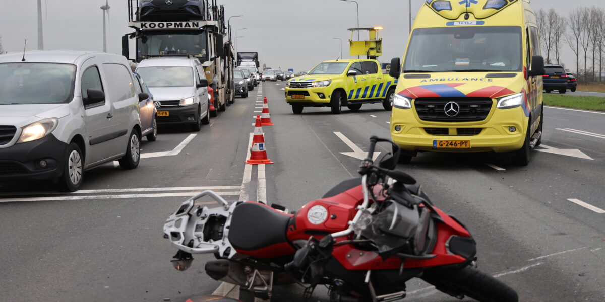 Motorrijder gewond bij kettingbotsing voor verkeerslichten N11