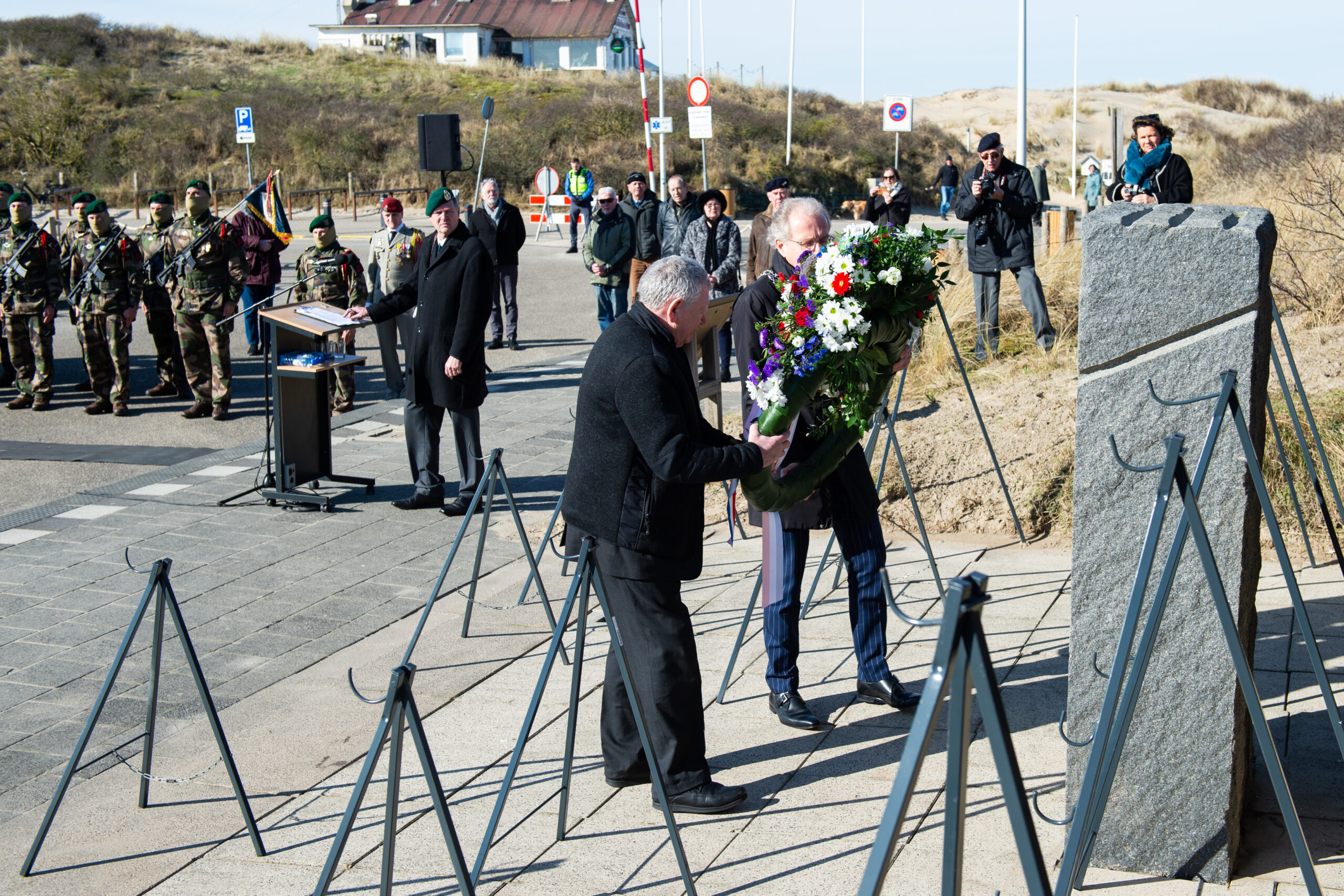 André Trépel legt met burgemeester Leendert de Lange de eerste krans bij het monument. (Foto: Patrick Kop)