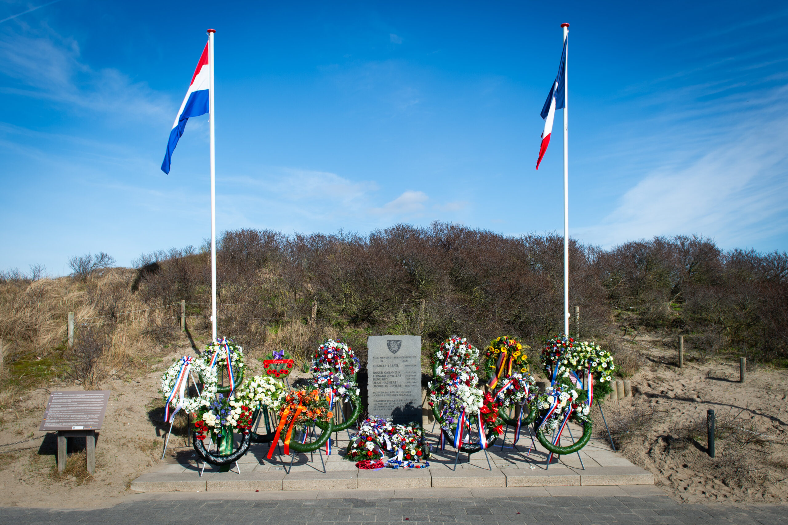 Gelegde bloemenkransen bij het monument. (Foto: Patrick Kop)