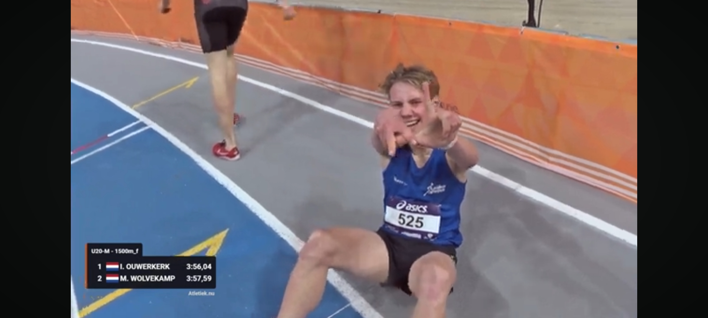 Igor Ouwerkerk na zijn overwinning op de 1500 meter op het NK indoor U20. (Beeld: Livestream Atletiekunie)