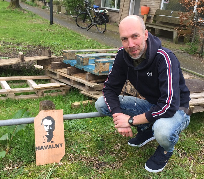 Hugo Broos voor het portret van Navalny.