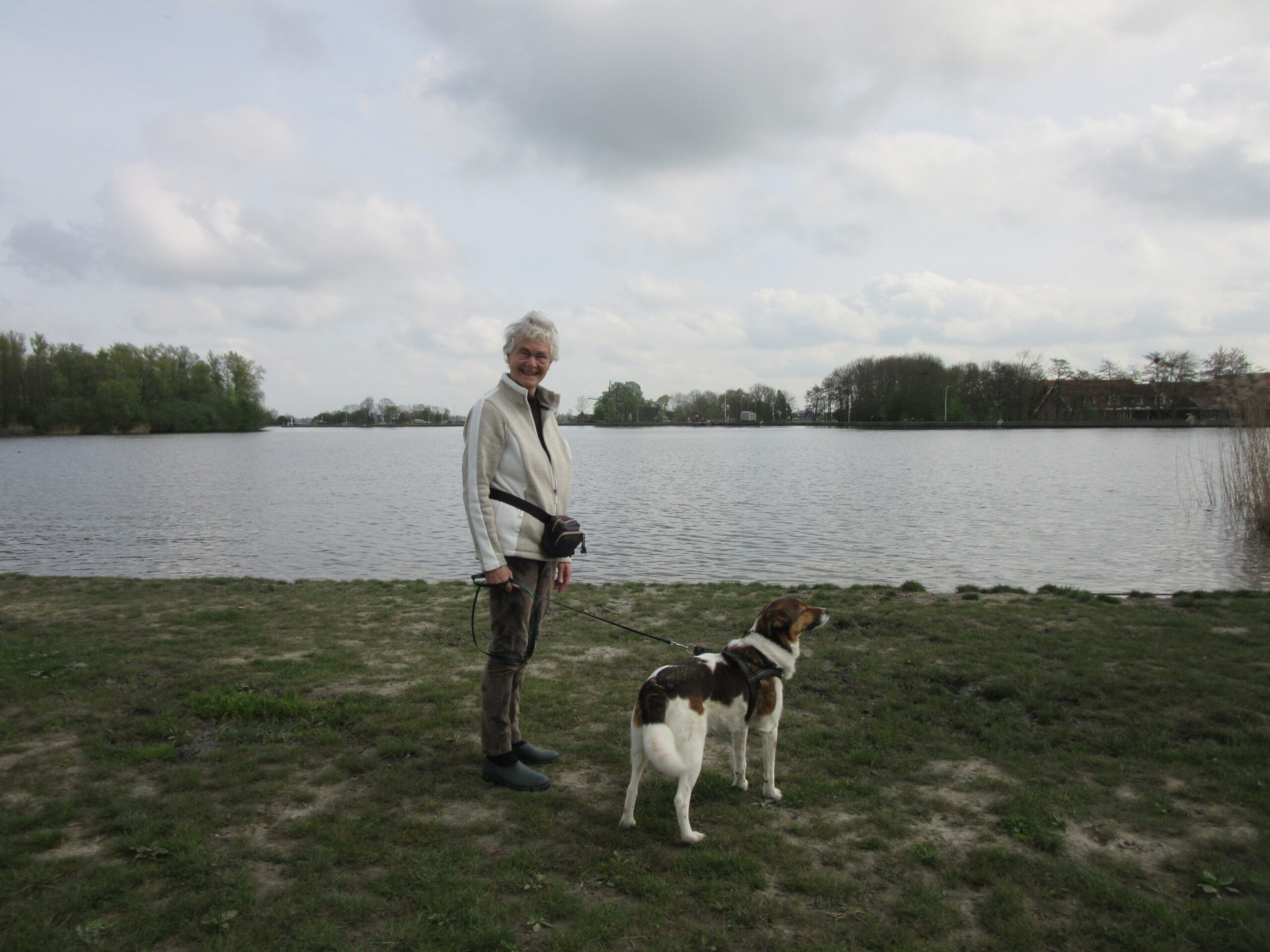 Hondeneigenaar Ali Wezel op het hondenstrand.