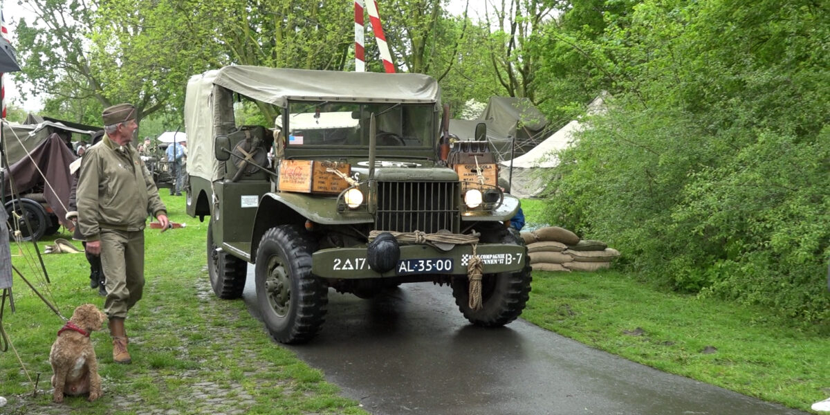 Militaire voertuigen maken rondrit door Leiderdorp
