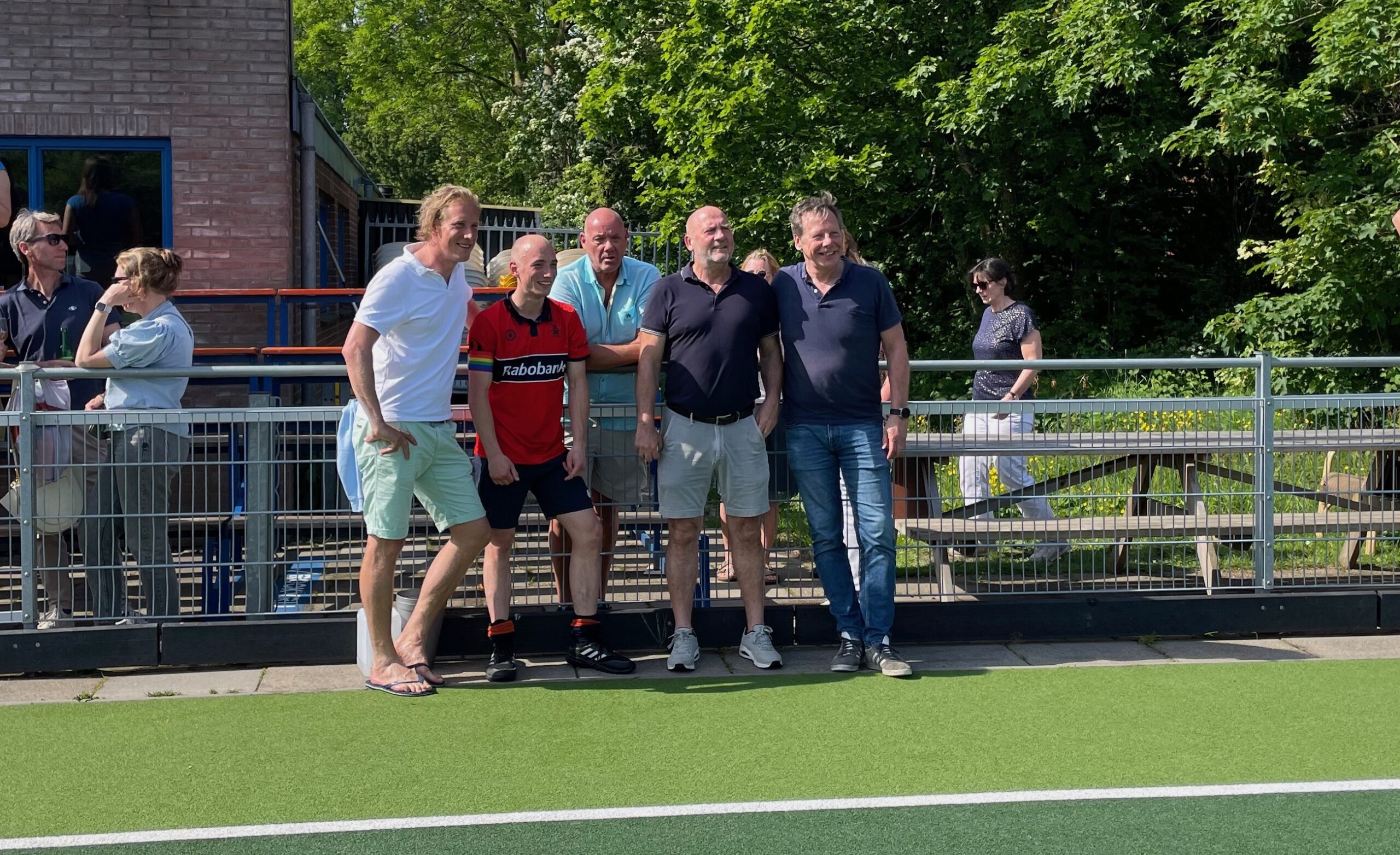 De technische staf met de aanvoerder van heren 1, Pepijn Mattie.