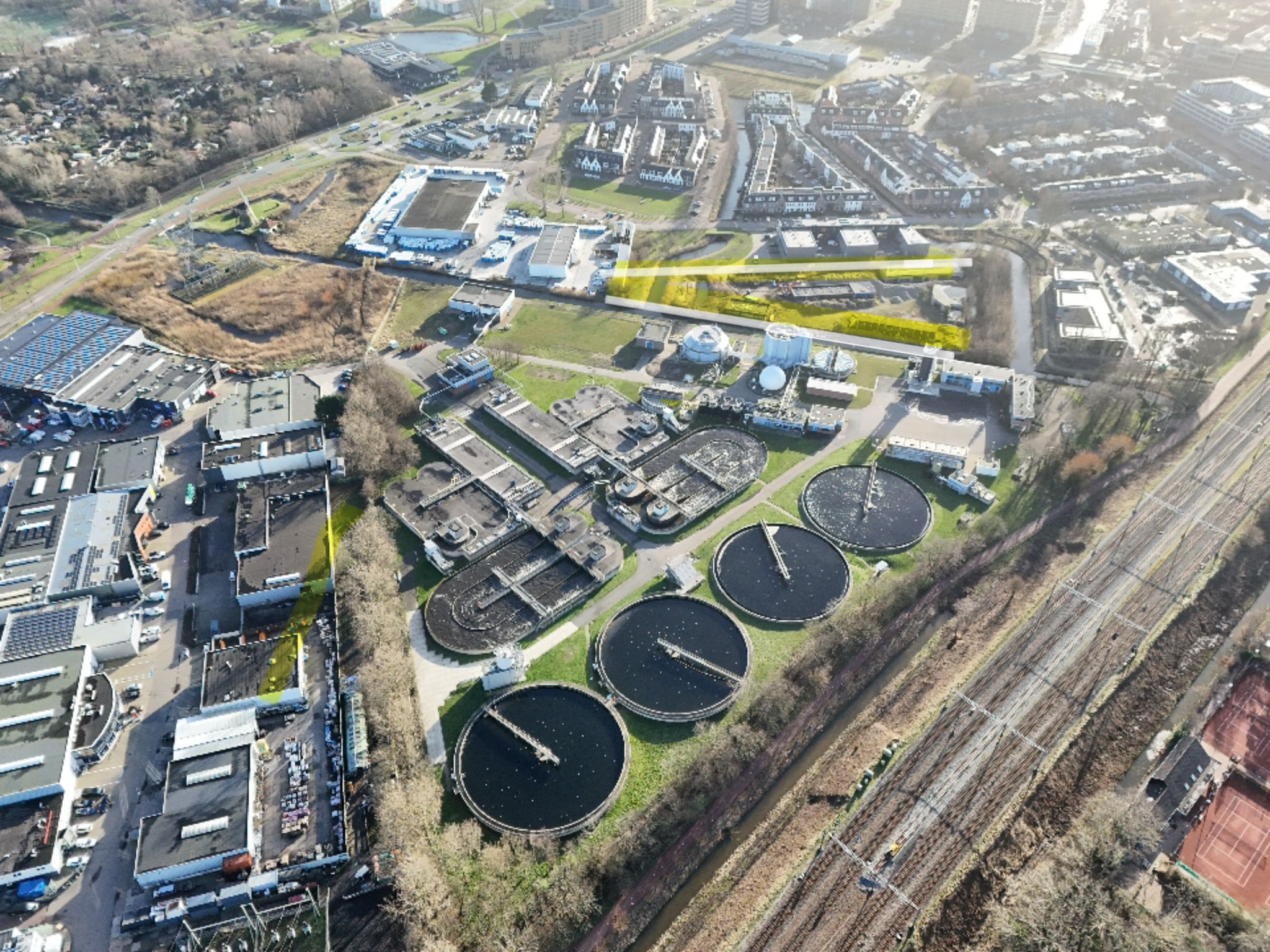 Het gele vlak is het terrein van de voormalige vuurwerkfabriek Kat