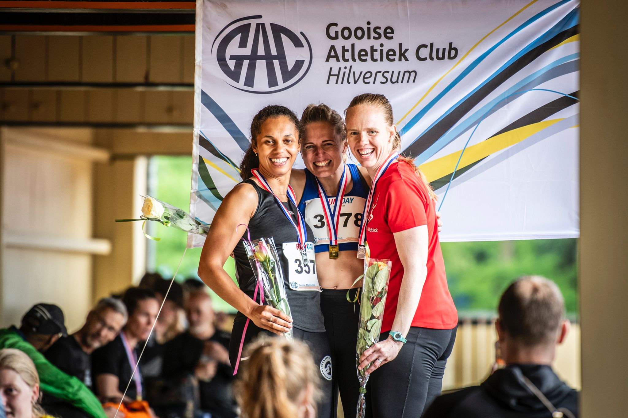 Annemarie Heemskerk-de Mooij (midden) wint de 100m 35+