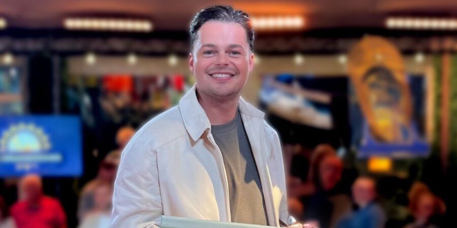 Eerste gouden plaat voor Leidse zanger Robert van Hemert | Sleutelstad