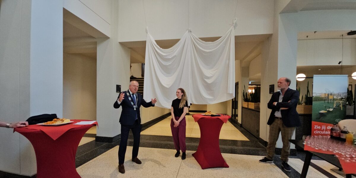 Kunstwerk siert voortaan foyer van stadhuis Leiden