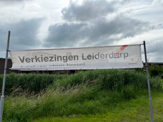 "Laat uw stem horen" is nog net leesbaar op deze banier in Leiderdorp. (Foto: Louis Smit) 