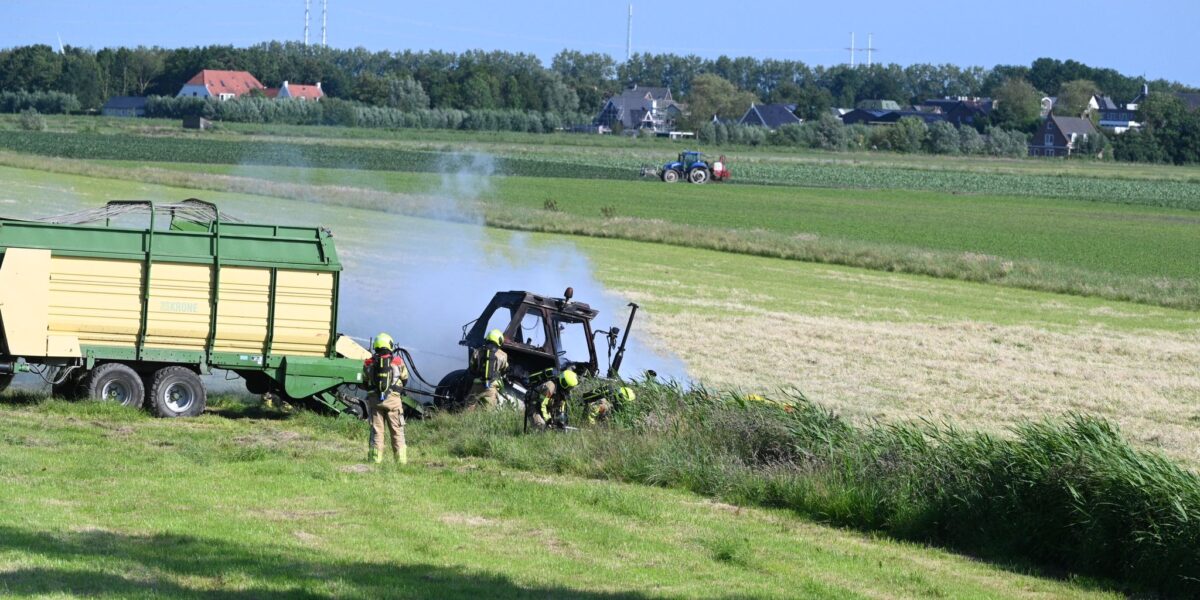 Trekker vliegt in brand tijdens werkzaamheden