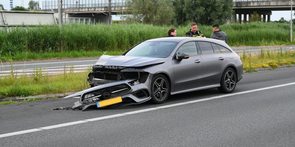 Geen gewonden wel flinke schade bij kop-staart aanrijding op snelweg A4