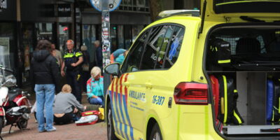 Scooterrijder aangereden door automobilist, Oude Rijn in Leiden