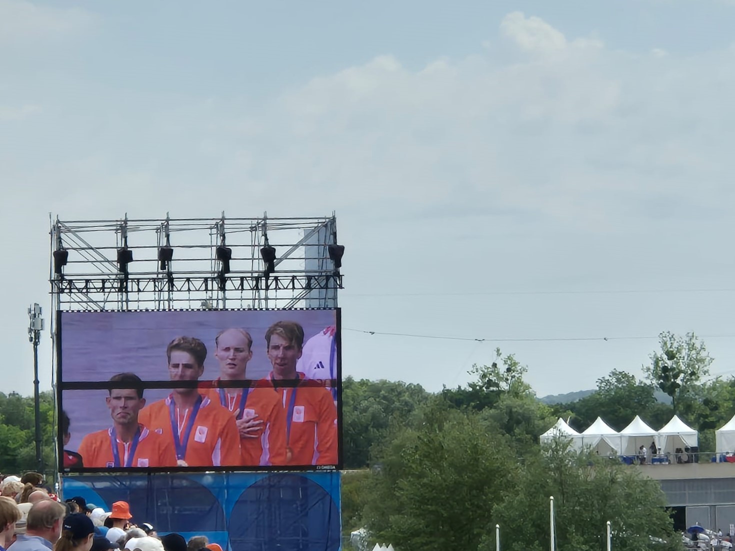 Groot in beeld in Parijs: de mannen dubbelvier tijdens de huldiging. (Foto: Talitha van Haasteren)