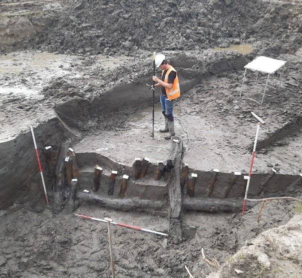 Constructie van zware houten balken en houten palen die is aangetroffen in de Romeinse dam in Valkenburg