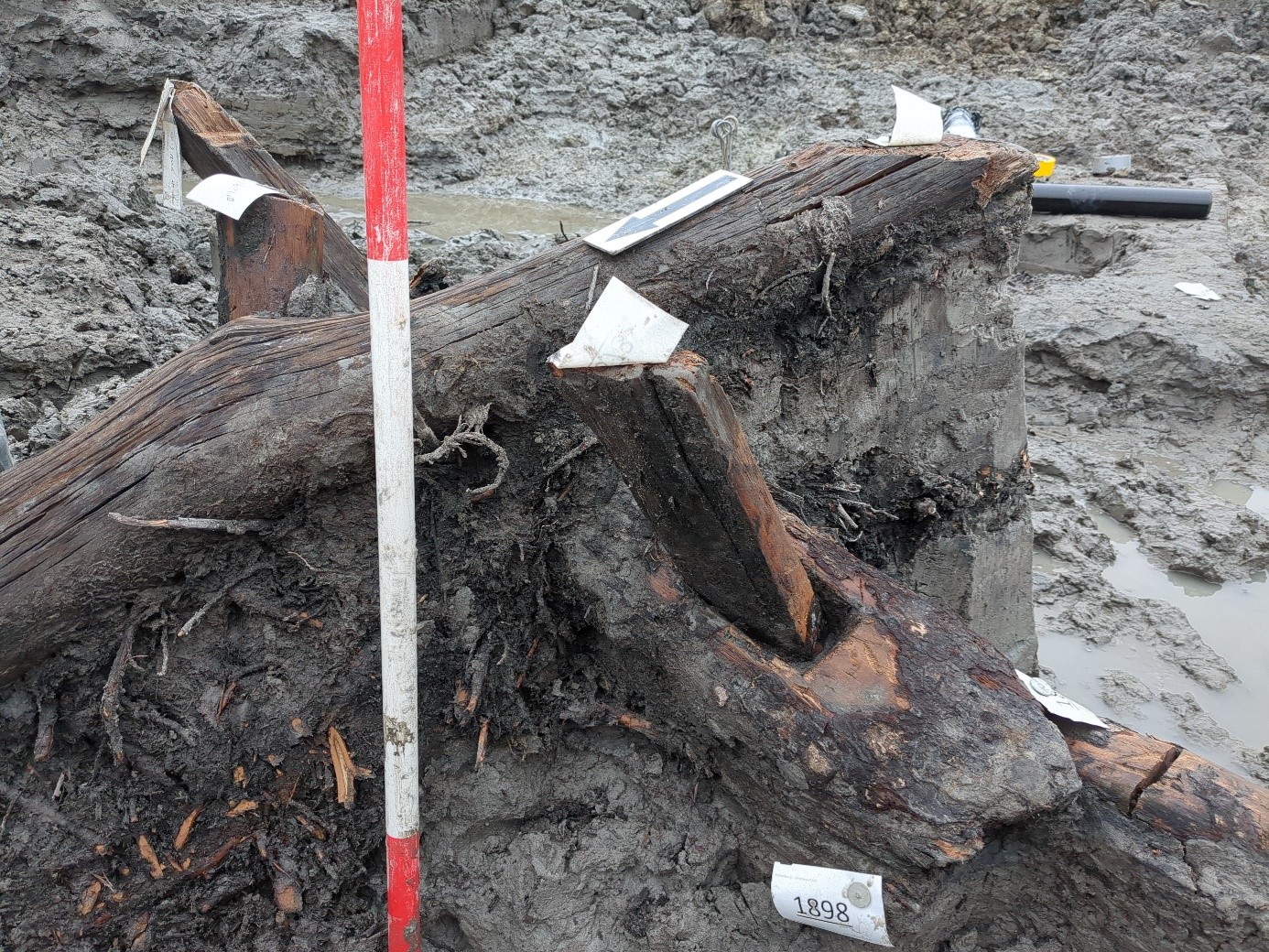 Vakmanschap: pen-gat verbinding waarmee de houten constructie in elkaar is gezet.