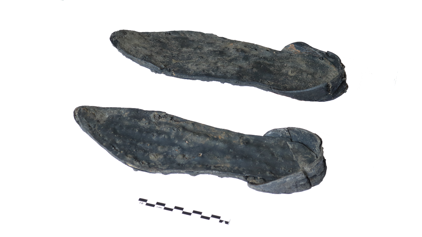 Het paar leren schoenen dat is aangetroffen in de doorgang van de brug, precies op de plek waar de eigenaar ze in de modder is verloren.