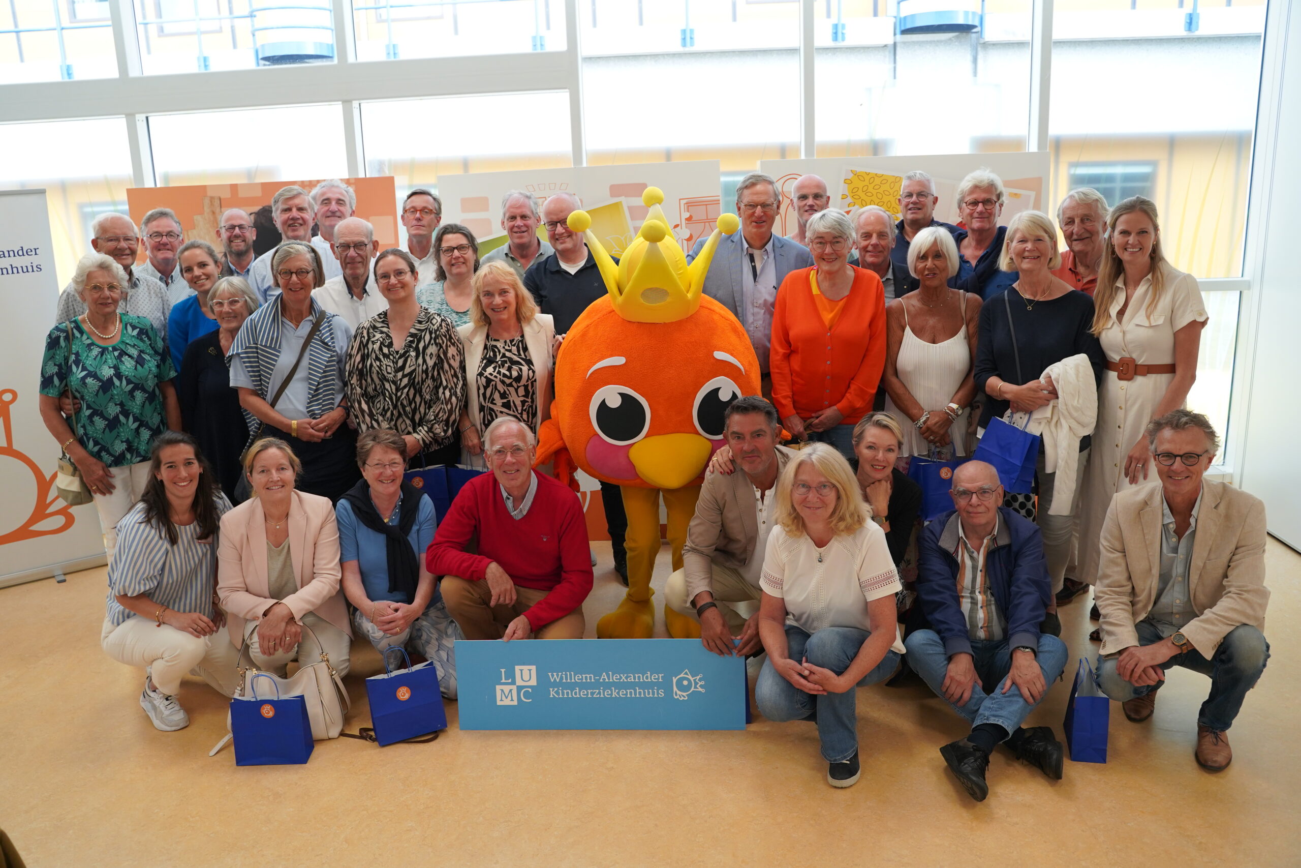 Leden van de Rotary en Lions Rijnwoude bezoeken het WAKZ. (Foto: WAKZ)