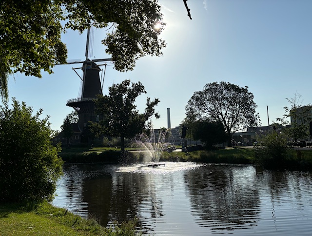 De fontein bij Molen de Valk. (Foto: Louis Smit.)