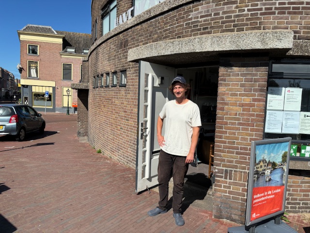 Havenmeester Jordy Janssen voor het Leidse Havenkantoor. (Foto: Louis Smit)