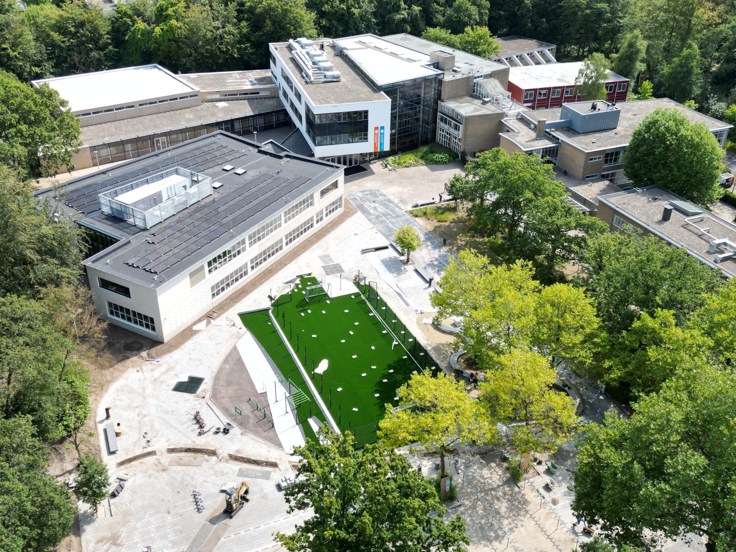 De nieuwe vleugel met de vernieuwde buitenruimte