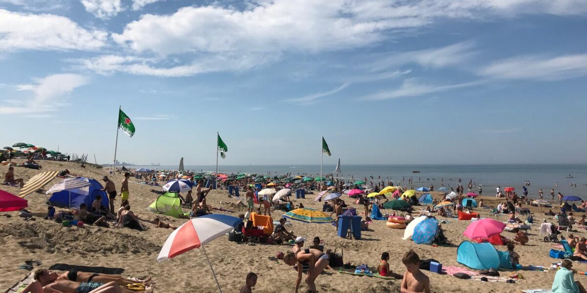 Gele vlaggen waarschuwen voor gevaarlijke zee