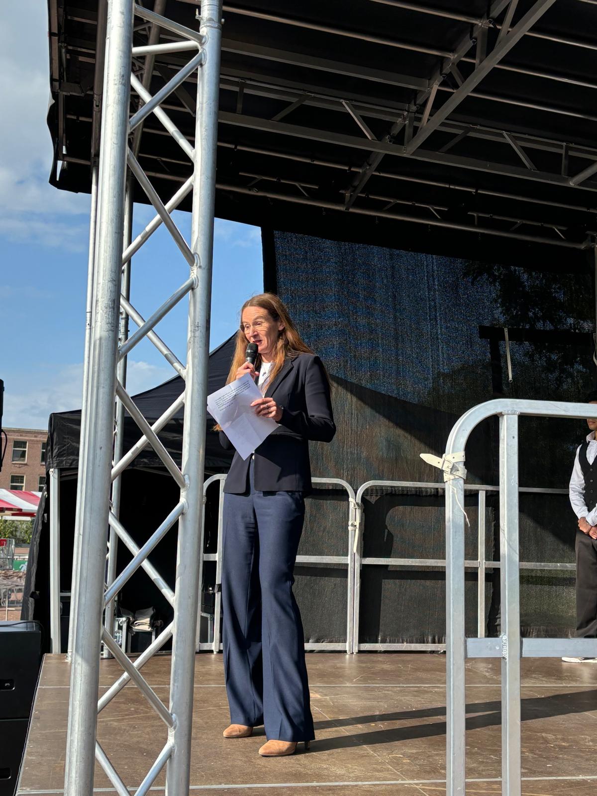 Namens het stadsbestuur heette wethouder Fleur Spijker de buitenlandse studenten welkom in Leiden. (Foto: Louis Smit)