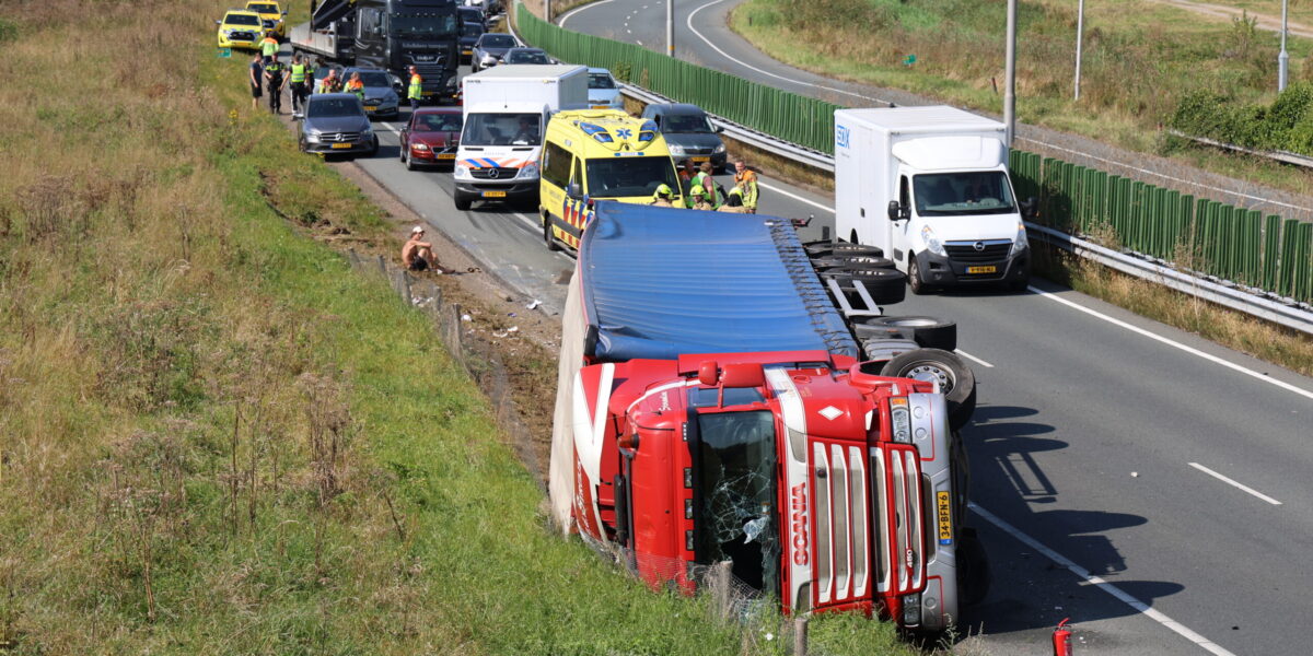 Lange file op N11 door gekantelde vrachtwagen, bergen duurt hele dag