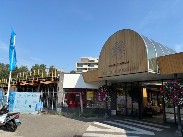 De kant van het winkelcentrum waar nu het talud wordt aangelegd. (Foto: Louis Smit)