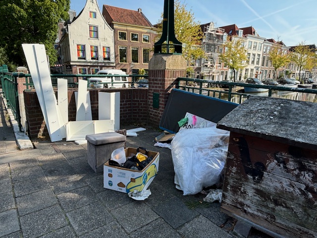 Op de brug aan de Oude Vest ter hoogte van de Vollersgracht.