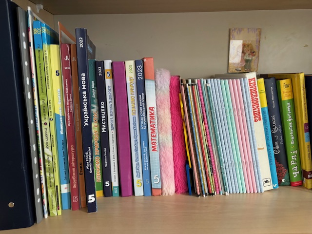 Toegestuurde Oekraïense boeken voor het Oekraïense lesprogramma. (Foto: Louis Smit)  