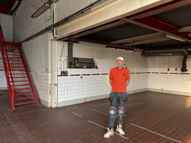 Jeroen van Fessem van het sloopbedrijf in een van de lege ruimten.  