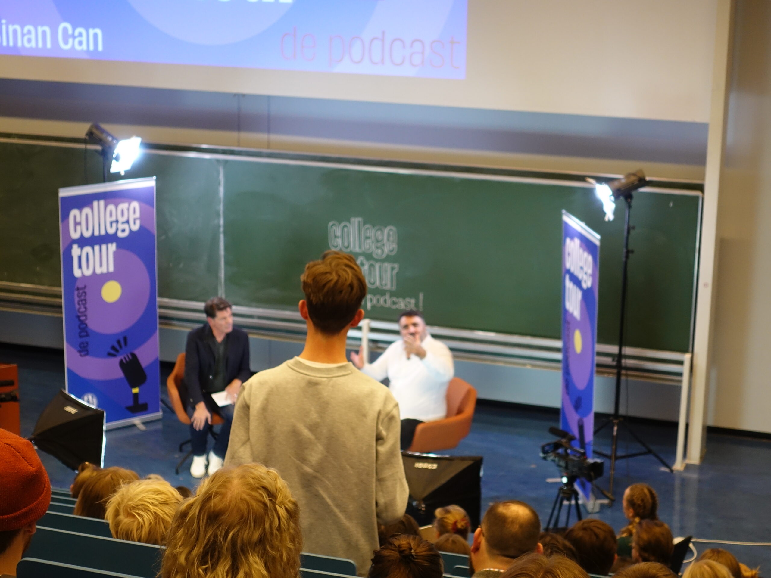 Een student stelt een vraag (Foto: Joost Bolten)