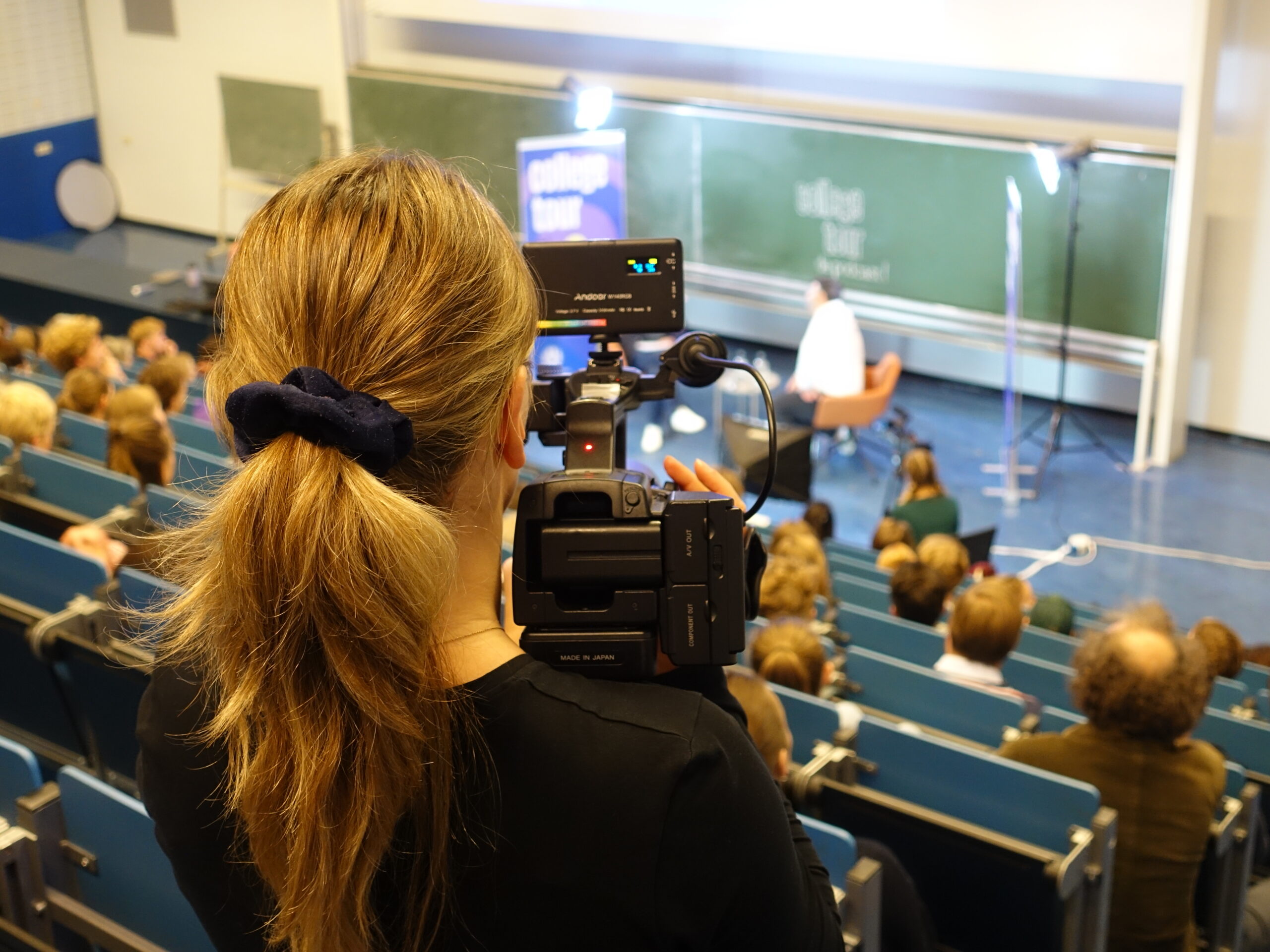 Masterstudenten filmen de aflevering (Foto
