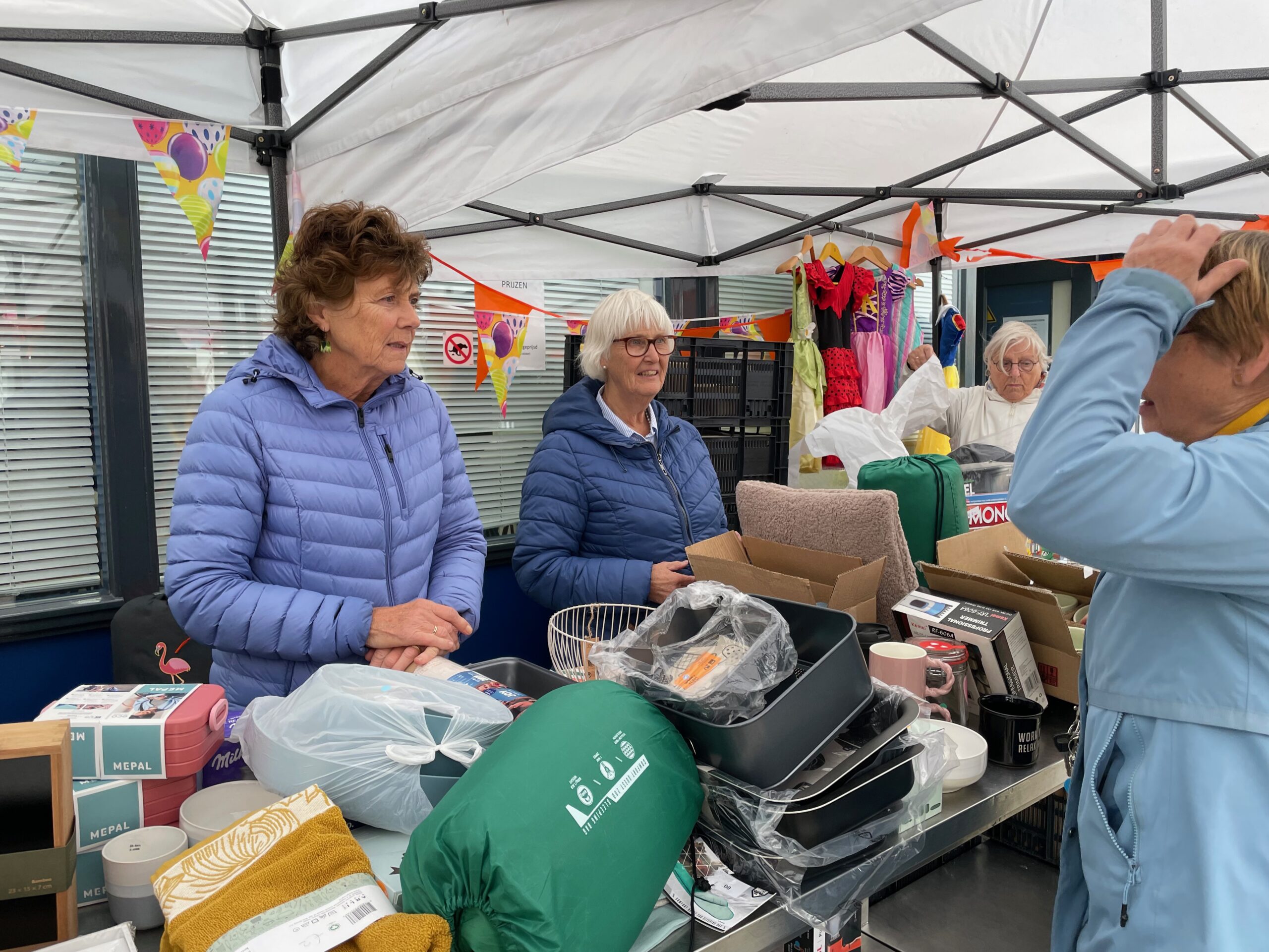 Tijdens de open dag op zaterdag 19 oktober verkopen vrijwilligers allerhande spullen aan bezoekers