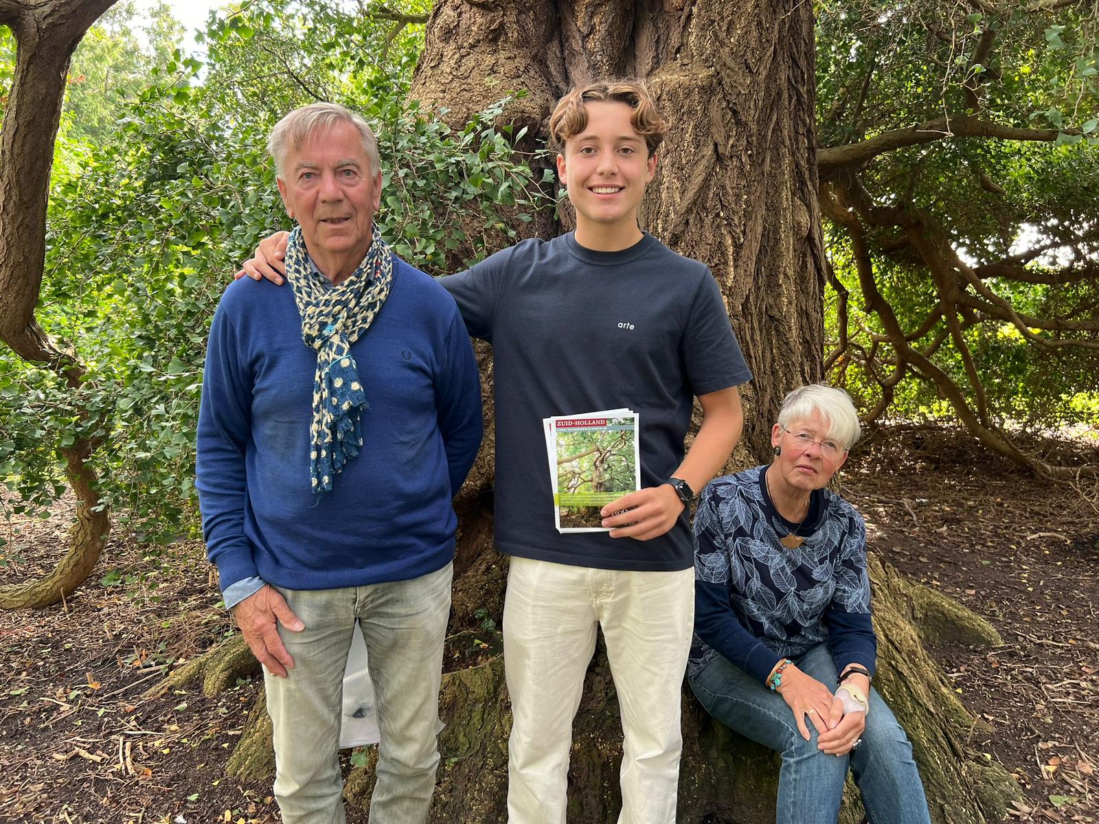 Teun met opa Ton Cornelisse en bioloog Rinny Kooi