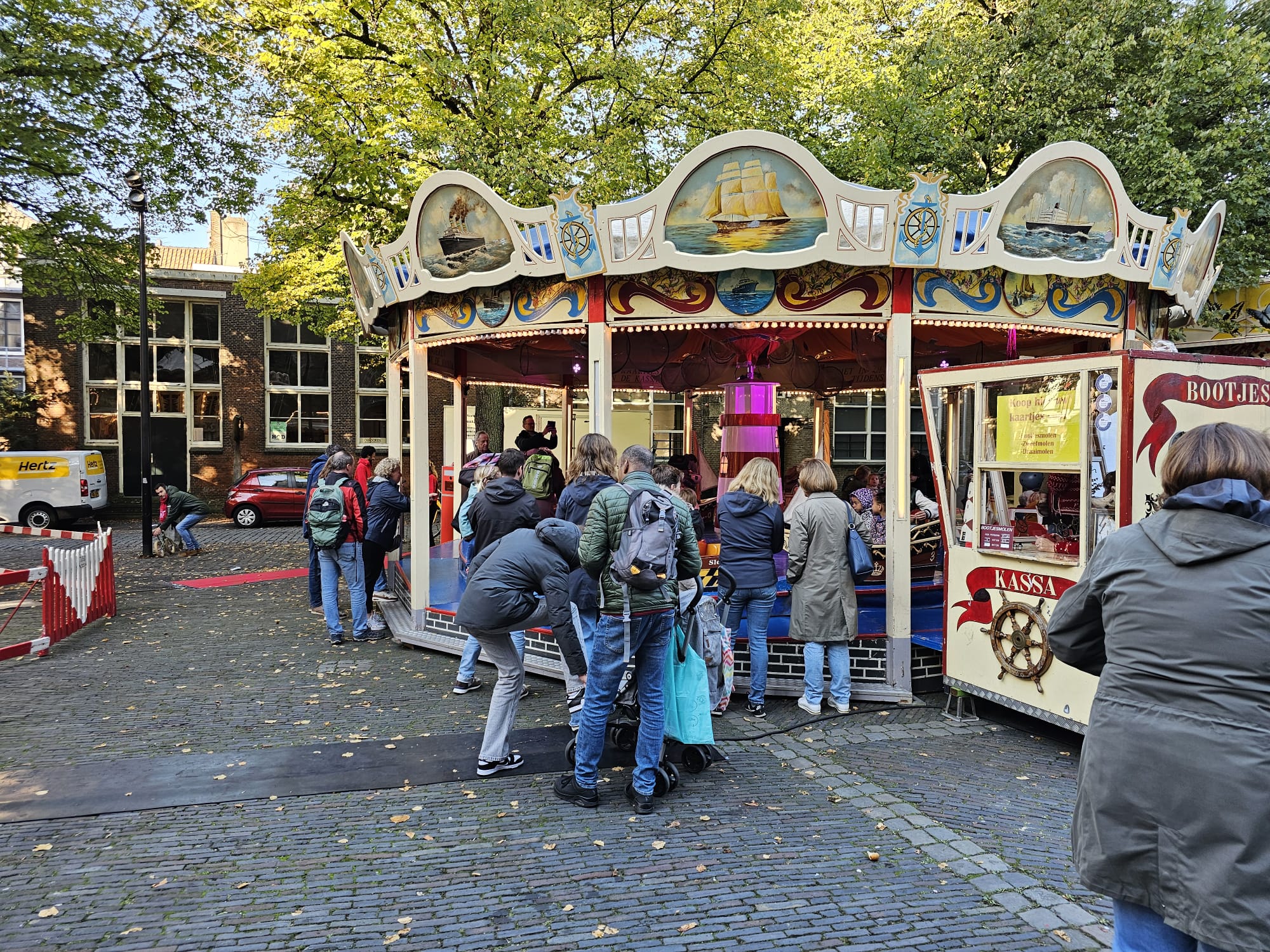 Nostalgische kermis op plein voor Pieterskerk
