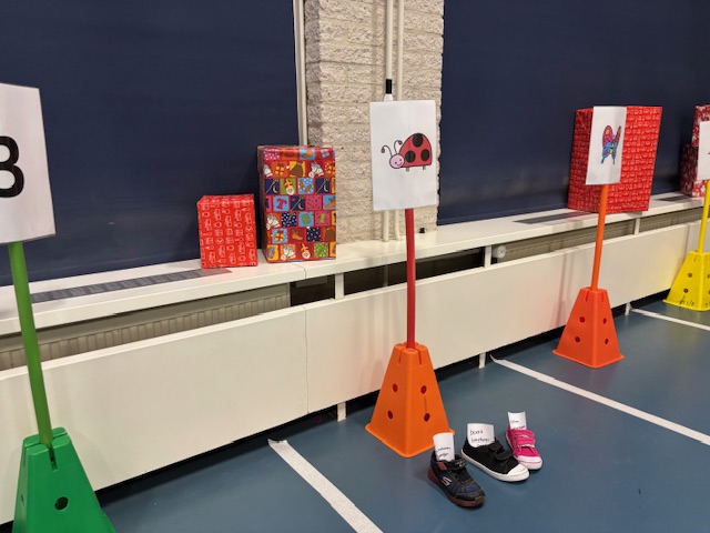 De vakken staan klaar voor het ordelijk neerzetten van de schoenen.